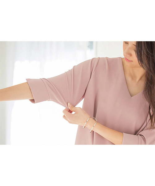STYLE DELI(スタイルデリ)の「背面タックVネックワンピース(ワンピース・レディース・ネイビー/ピンク・01/02)」の18枚目の写真