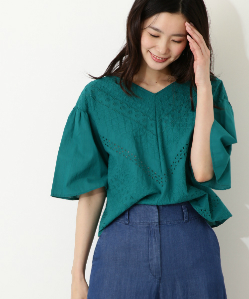 NATURAL BEAUTY BASIC（ナチュラルビューティーベーシック）の「エンブロイダリーブラウス（シャツ/ブラウス・レディース・ホワイト系その他/ネイビー/グリーン・MEDIUM）」の2枚目の写真