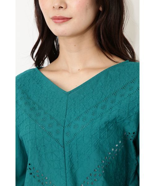 NATURAL BEAUTY BASIC（ナチュラルビューティーベーシック）の「エンブロイダリーブラウス（シャツ/ブラウス・レディース・ホワイト系その他/ネイビー/グリーン・MEDIUM）」の7枚目の写真