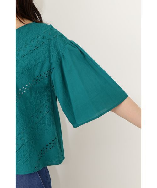 NATURAL BEAUTY BASIC（ナチュラルビューティーベーシック）の「エンブロイダリーブラウス（シャツ/ブラウス・レディース・ホワイト系その他/ネイビー/グリーン・MEDIUM）」の8枚目の写真