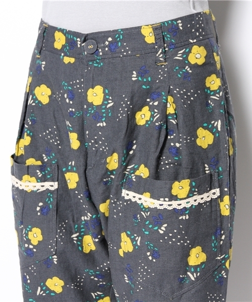 POU DOU DOU(プードゥドゥ)の「FLOWERプリントタックパンツ(その他パンツ・レディース・ベージュ/チャコールグレー・03)」の5枚目の写真