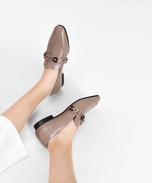 CHARLES & KEITH（チャールズ & キース）の「チェーンディテールローファー / Chain Detail Loafers（ローファー・レディース・ブラック/グレー/ライトベージュ・22.5cm/23cm/23.5cm/24.5cm/25cm/25.5cm）」の16枚目の写真
