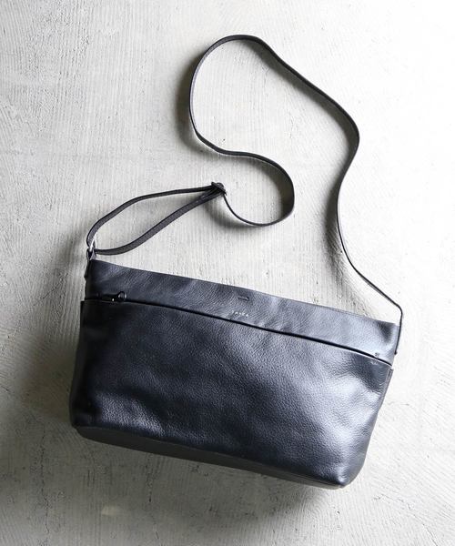 YArKA（ヤーカ）の「【YArKA/ヤーカ】real leather zip shoulder bag[Naos]/リアルレザーショルダーバッグ（ショルダーバッグ・レディース・ブラック/ブラック系・FREE）」の2枚目の写真