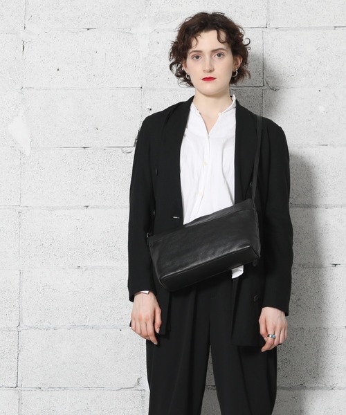 YArKA（ヤーカ）の「【YArKA/ヤーカ】real leather zip shoulder bag[Naos]/リアルレザーショルダーバッグ（ショルダーバッグ・レディース・ブラック/ブラック系・FREE）」の9枚目の写真