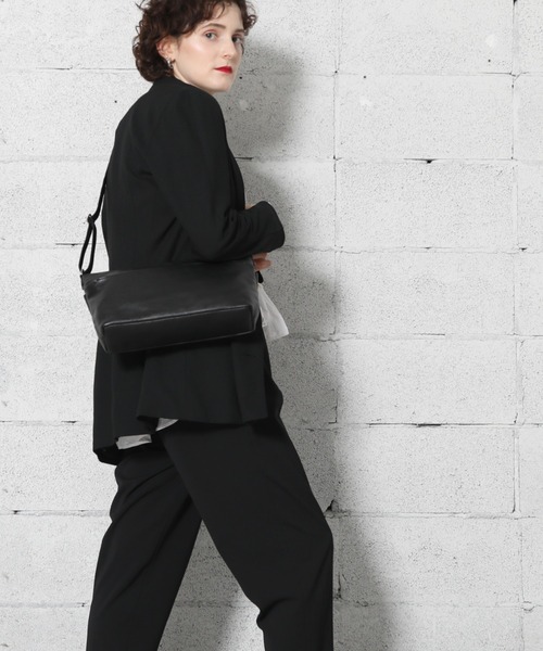 YArKA（ヤーカ）の「【YArKA/ヤーカ】real leather zip shoulder bag[Naos]/リアルレザーショルダーバッグ（ショルダーバッグ・レディース・ブラック/ブラック系・FREE）」の13枚目の写真