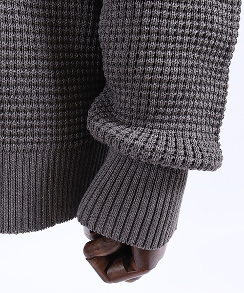CAMBIO(カンビオ)の「mn1880-ルーズシルエットローゲージワッフルニット(ニット/セーター・メンズ・ブラック/グレー/オフホワイト/モカ・S/M/L)」の6枚目の写真