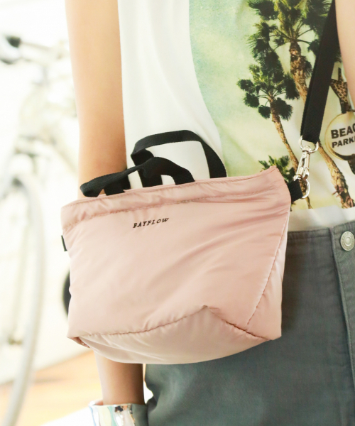 BAYFLOW(ベイフロー)の「2WAYパディングミニロゴトート(トートバッグ・レディース・ベビーピンク/ベージュ/オレンジ/ライトグレー/ブラック・FREE)」の4枚目の写真