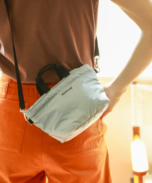 BAYFLOW(ベイフロー)の「2WAYパディングミニロゴトート(トートバッグ・レディース・ベビーピンク/ベージュ/オレンジ/ライトグレー/ブラック・FREE)」の1枚目の写真