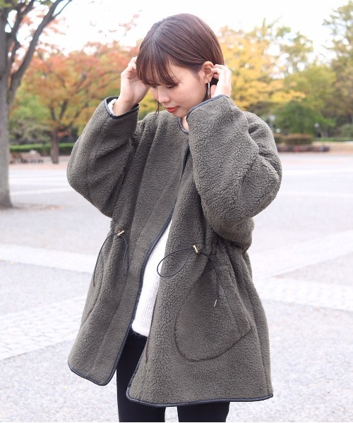 flower（フラワー）の「ミリタリーボアコート（ノーカラージャケット・レディース・ブラック/カーキ・FREE）」の2枚目の写真