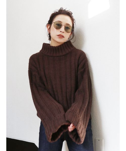 Ungrid(アングリッド)の「ハイネックワイドリブショートニット(ニット/セーター・レディース・ダークブラウン/ベージュ/イエロー・FREE)」の2枚目の写真