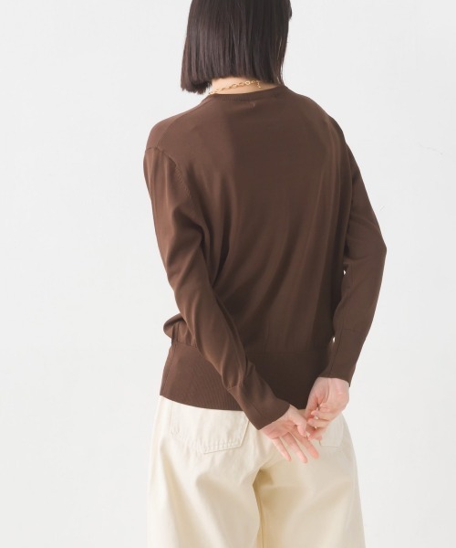 OMNES（オムネス）の「レーヨンナイロン シェルボタンクルーネックニットカーディガン（カーディガン/ボレロ・レディース・ブラック/ベージュ/ブラウン/グリーン/アイボリー/ダークブラウン・SMALL/MEDIUM）」の9枚目の写真