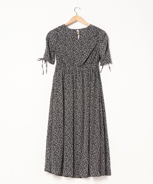 KOBE LETTUCE（コウベレタス）の「リーフ柄シャーリングスリーブタックワンピース（ワンピース・レディース・ブラック/オフホワイト/イエロー・FREE）」の4枚目の写真