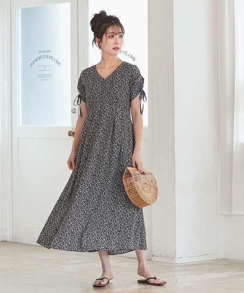KOBE LETTUCE（コウベレタス）の「リーフ柄シャーリングスリーブタックワンピース（ワンピース・レディース・ブラック/オフホワイト/イエロー・FREE）」の2枚目の写真