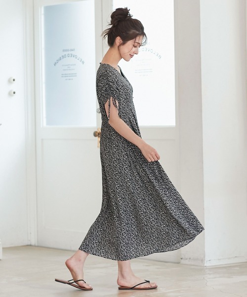 KOBE LETTUCE（コウベレタス）の「リーフ柄シャーリングスリーブタックワンピース（ワンピース・レディース・ブラック/オフホワイト/イエロー・FREE）」の5枚目の写真