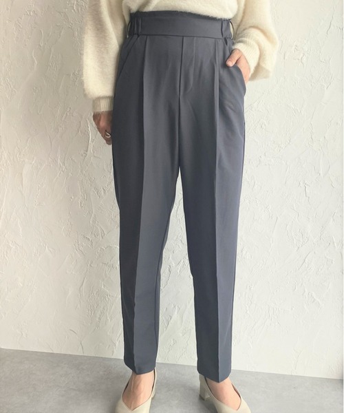 She's Closet（シーズクローゼット）の「センタープレスタック入りハイウエストテーパードパンツ（その他パンツ・レディース・チャコールグレー/ブラック/ベージュ/ネイビー/カーキ/マスタード/モカ/ブラウン系その他/ダークブルー/ブラウン/イエロー/パープル/アイボリー/ブルーグリーン/グレイッシュベージュ/オレンジ/ラベンダー/ブルーパープル/スモークピンク/テラコッタ/グリーン/ライトピンク/グリーン系その他/パープル系その他/イエロー系その他/オレンジ系その他/ブルーグレー/サンドベージュ/ダークベージュ/グレー・M/L/XL/XXL/S）」の4枚目の写真