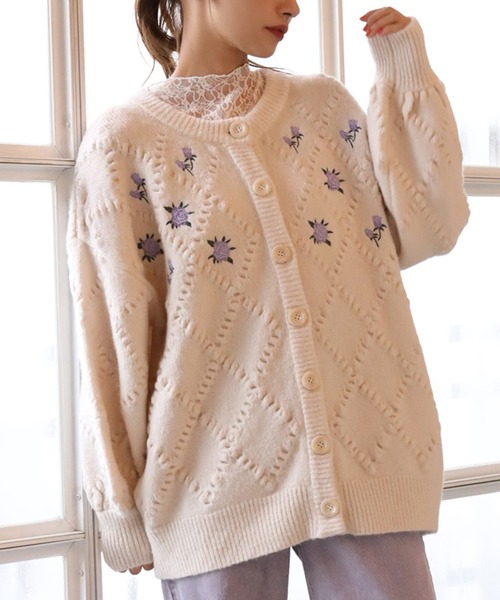 one after another NICE CLAUP(ワンアフターアナザーナイスクラップ)の「フラワー刺繍ニットカーディガン(カーディガン/ボレロ・レディース・アイボリー/ブラック/ラベンダー・FREE)」の2枚目の写真