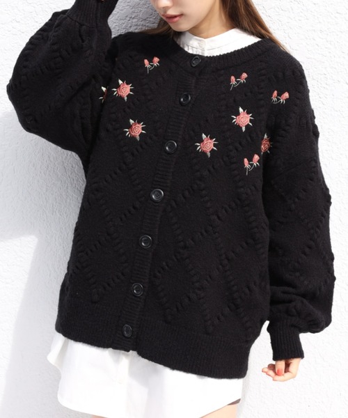 one after another NICE CLAUP(ワンアフターアナザーナイスクラップ)の「フラワー刺繍ニットカーディガン(カーディガン/ボレロ・レディース・アイボリー/ブラック/ラベンダー・FREE)」の3枚目の写真