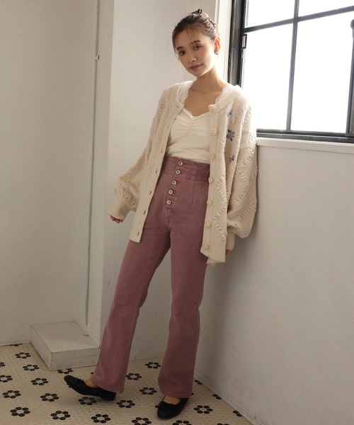 one after another NICE CLAUP(ワンアフターアナザーナイスクラップ)の「フラワー刺繍ニットカーディガン(カーディガン/ボレロ・レディース・アイボリー/ブラック/ラベンダー・FREE)」の16枚目の写真