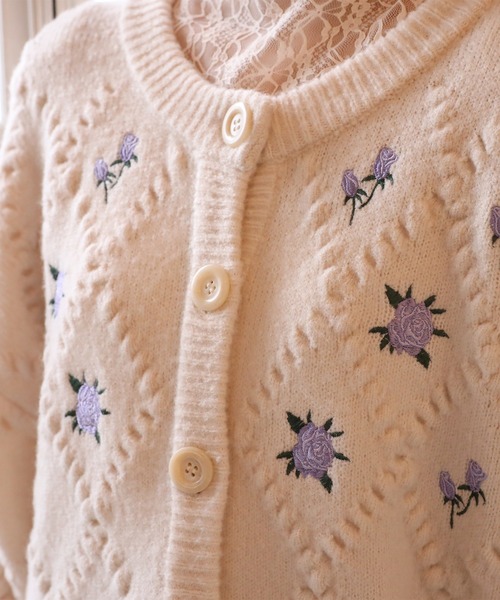 one after another NICE CLAUP(ワンアフターアナザーナイスクラップ)の「フラワー刺繍ニットカーディガン(カーディガン/ボレロ・レディース・アイボリー/ブラック/ラベンダー・FREE)」の11枚目の写真