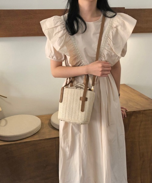 emi+(エミプラス)の「Vネックフロント刺繍フリルワンピース(シャツワンピース・レディース・ホワイト/ブラック/ベージュ/ベージュ系その他・S/M)」の4枚目の写真