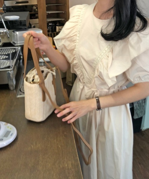 emi+(エミプラス)の「Vネックフロント刺繍フリルワンピース(シャツワンピース・レディース・ホワイト/ブラック/ベージュ/ベージュ系その他・S/M)」の17枚目の写真