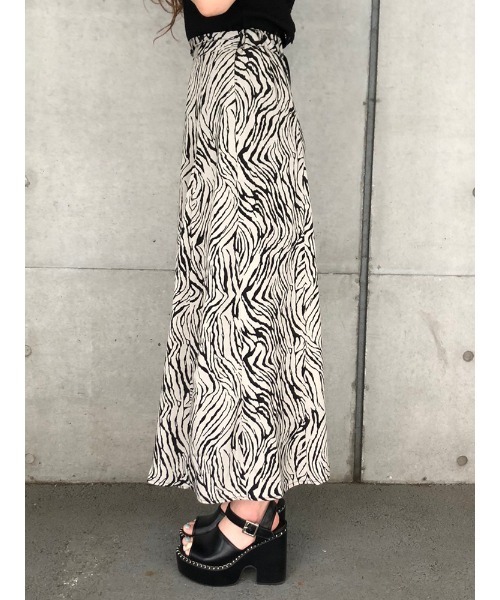 ENVYM(アンビー)の「イレギュラーLONG SK(スカート・レディース・グレー・FREE)」の4枚目の写真