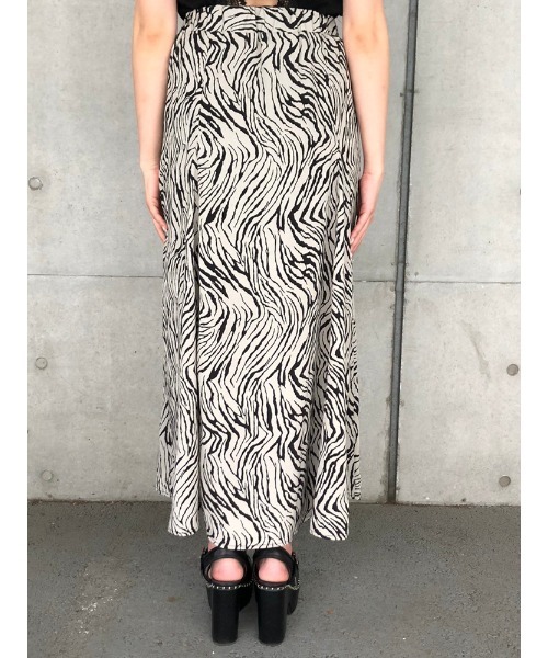 ENVYM(アンビー)の「イレギュラーLONG SK(スカート・レディース・グレー・FREE)」の7枚目の写真