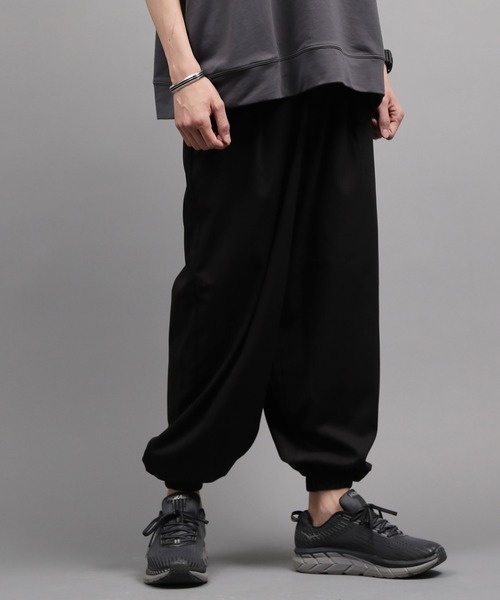 Air Tokyo（エアートウキョー）の「【ファッションインフルエンサーMASAKI × AIR TOKYO 限定コラボ】ジョガーバルーンパンツ（その他パンツ・メンズ・ブラック/グレイッシュベージュ・LARGE/MEDIUM）」の2枚目の写真