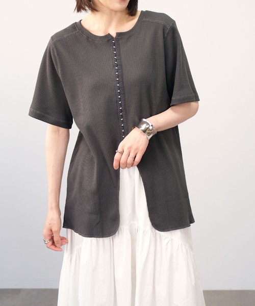 ＡＮＤＪ（アンドジェイ）の「2WAYセンターホックテールヘムサーマルトップス（Tシャツ/カットソー・レディース・チャコール/モカ/ピンク/ベージュ系その他・M）」の2枚目の写真