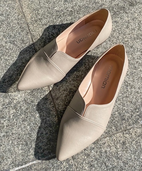 MAMIAN（マミアン）の「ポインテッドトゥ 切り替え ドレスシューズ（ドレスシューズ・レディース・シルバー/グレイッシュベージュ/ブラック系その他4/ブラック系その他5/ベージュ×ブラック/レオパード/ダークブラウン/ホワイト×ブラック/アイボリー/ベージュ系その他/シルバー系その他・22.5cm/23.5cm/24.5cm/23.0cm/24.0cm/25.0cm/22.0cm/21.5cm/25.5cm）」の7枚目の写真