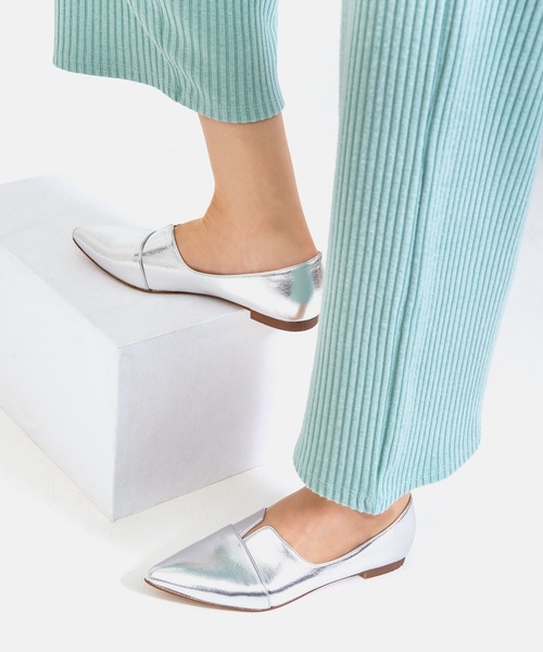 MAMIAN（マミアン）の「ポインテッドトゥ 切り替え ドレスシューズ（ドレスシューズ・レディース・シルバー/グレイッシュベージュ/ブラック系その他4/ブラック系その他5/ベージュ×ブラック/レオパード/ダークブラウン/ホワイト×ブラック/アイボリー/ベージュ系その他/シルバー系その他・22.5cm/23.5cm/24.5cm/23.0cm/24.0cm/25.0cm/22.0cm/21.5cm/25.5cm）」の9枚目の写真