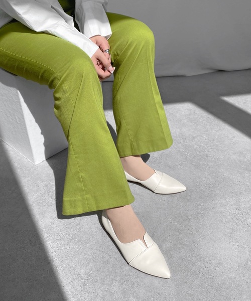 MAMIAN（マミアン）の「ポインテッドトゥ 切り替え ドレスシューズ（ドレスシューズ・レディース・シルバー/グレイッシュベージュ/ブラック系その他4/ブラック系その他5/ベージュ×ブラック/レオパード/ダークブラウン/ホワイト×ブラック/アイボリー/ベージュ系その他/シルバー系その他・22.5cm/23.5cm/24.5cm/23.0cm/24.0cm/25.0cm/22.0cm/21.5cm/25.5cm）」の2枚目の写真