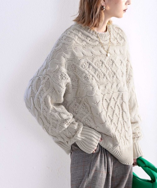 主役級アイテム。ランダムケーブルオーバーニット