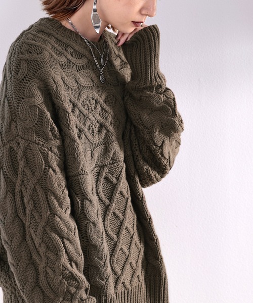 主役級アイテム。ランダムケーブルオーバーニット