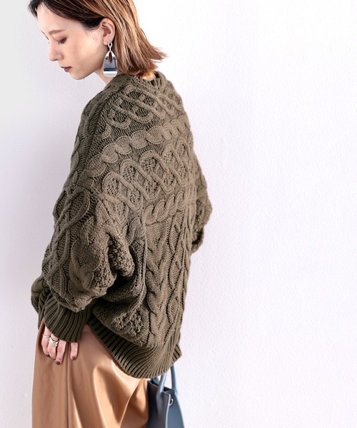 主役級アイテム。ランダムケーブルオーバーニット