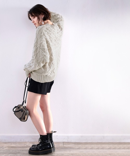 主役級アイテム。ランダムケーブルオーバーニット