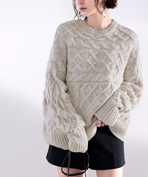 主役級アイテム。ランダムケーブルオーバーニット