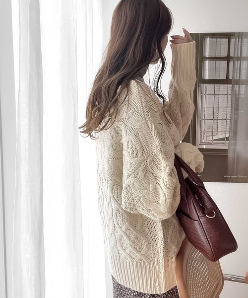 主役級アイテム。ランダムケーブルオーバーニット