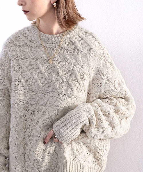 主役級アイテム。ランダムケーブルオーバーニット