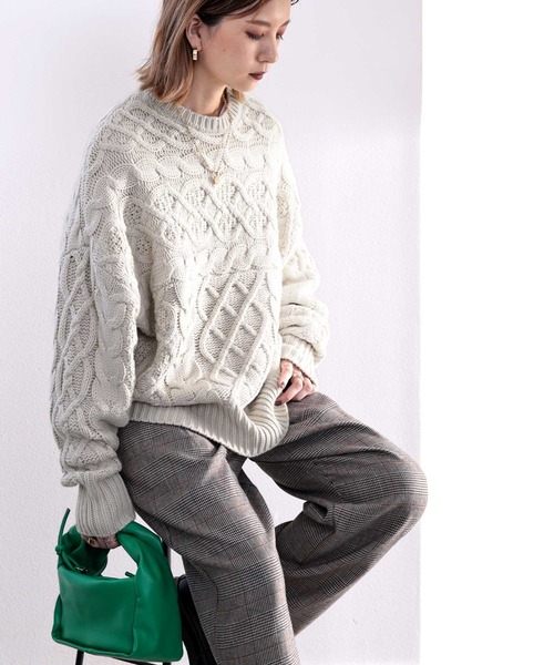 主役級アイテム。ランダムケーブルオーバーニット