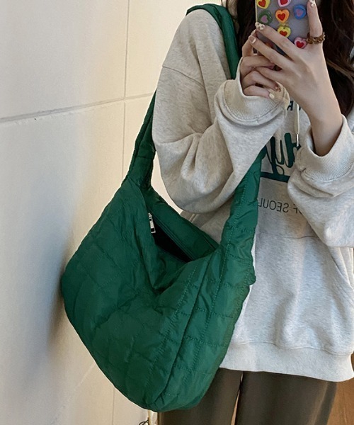 MANGROVE（マングローブ）の「キルティングオーバーサイズショルダーバック（ショルダーバッグ・レディース・ホワイト/ブラック/ベージュ/グリーン/ブラウン・FREE）」の21枚目の写真