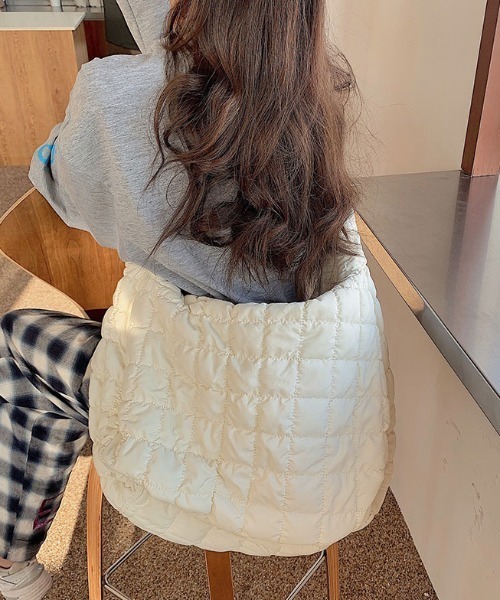 MANGROVE（マングローブ）の「キルティングオーバーサイズショルダーバック（ショルダーバッグ・レディース・ホワイト/ブラック/ベージュ/グリーン/ブラウン・FREE）」の11枚目の写真