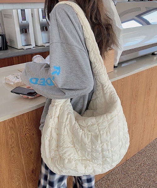 MANGROVE（マングローブ）の「キルティングオーバーサイズショルダーバック（ショルダーバッグ・レディース・ホワイト/ブラック/ベージュ/グリーン/ブラウン・FREE）」の10枚目の写真