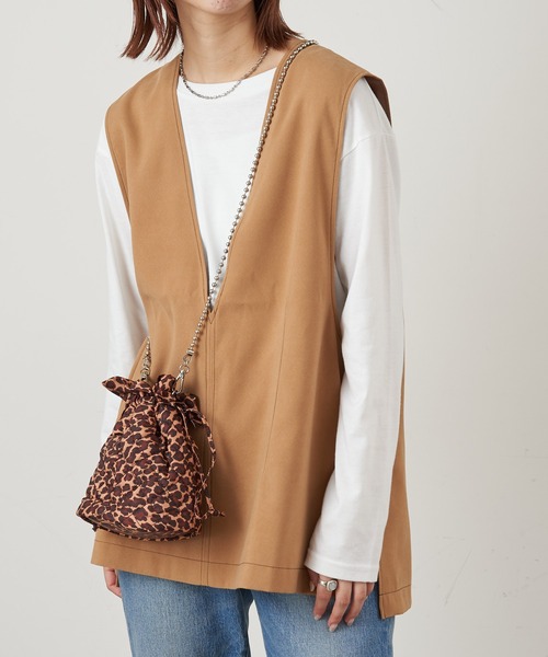 CIAOPANIC TYPY(チャオパニックティピー)の「スウェード配色ステッチVネックベスト(ベスト・レディース・カーキ/キャメル/アイボリー・ONE SIZE)」の1枚目の写真