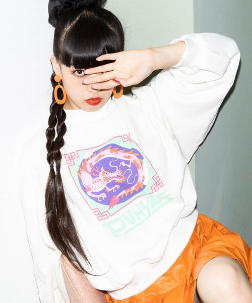 PUNYUS（プニュズ）の「ドラゴンハイネックスウェット（スウェット・レディース・ホワイト/ブラック/ライトピンク・3/4）」の2枚目の写真