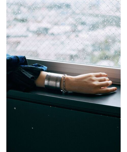 Ungrid(アングリッド)の「ヴィンテージワイドバングル(ブレスレット・レディース・シルバー/ゴールド・FREE)」の4枚目の写真