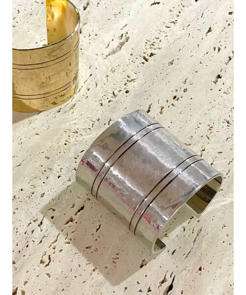 Ungrid(アングリッド)の「ヴィンテージワイドバングル(ブレスレット・レディース・シルバー/ゴールド・FREE)」の6枚目の写真