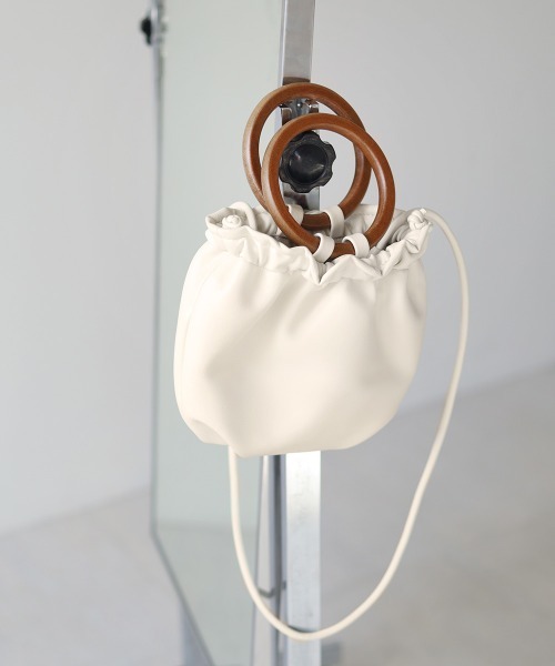 Bab（バブ）の「ウッドハンドルミニバッグ（ハンドバッグ・レディース・ライトブルー/ブラック/オフホワイト/キャメル・ONESIZE）」の2枚目の写真