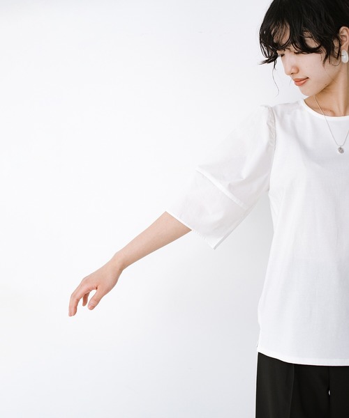 haco!(ハコ)の「Tシャツ以上ブラウス未満の気軽さが自慢の異素材ふんわり袖がかわいいカットソートップス by que made me(Tシャツ/カットソー・レディース・ホワイト/ネイビー・SMALL/MEDIUM/LARGE/X-LARGE)」の6枚目の写真