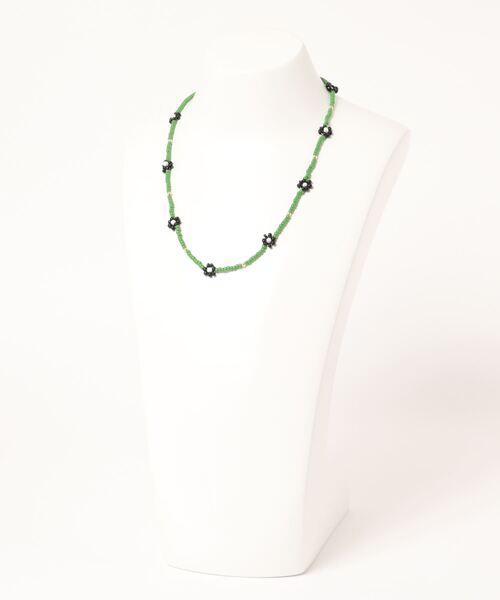 LOWRYS FARM（ローリーズファーム）の「ビーズフラワーネックレス　279186（ネックレス・レディース・ホワイト/ベージュ/グリーン・FREE）」の4枚目の写真